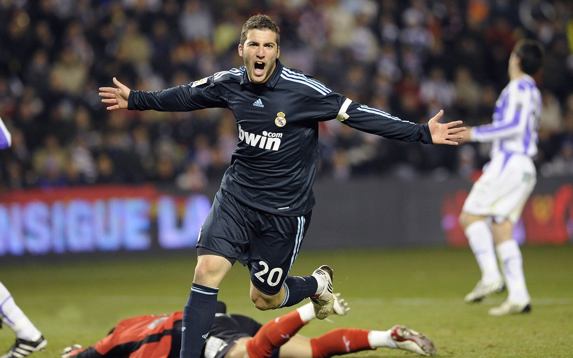 西甲国家德比与CBA巅峰战，跨越万里的体育共鸣