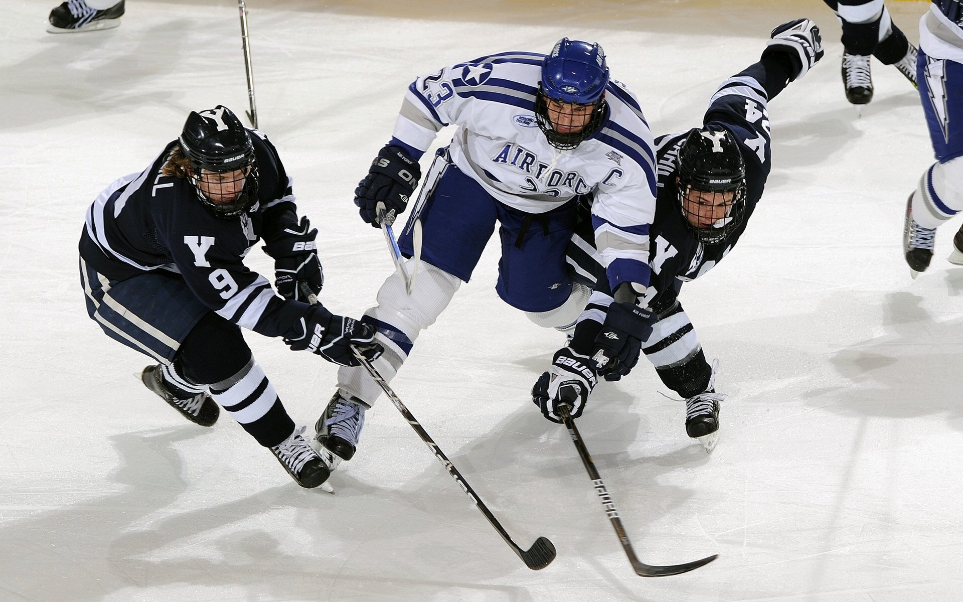 赛道上的逆袭，拉塞尔如何扛起全队，助力迈凯伦翻盘阿斯顿马丁