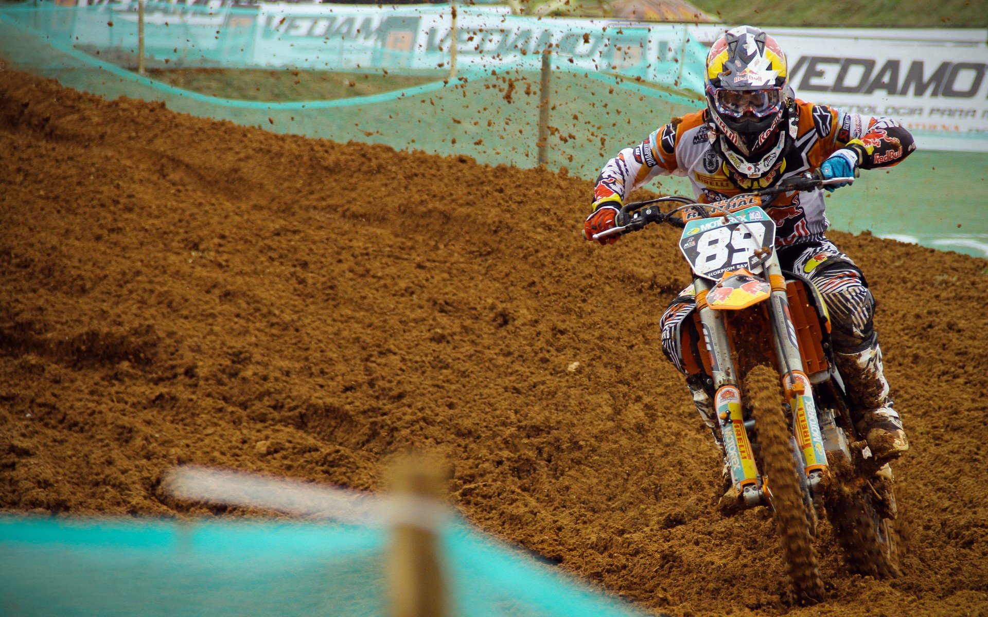 赛道上的逆袭，拉塞尔如何扛起全队，助力迈凯伦翻盘阿斯顿马丁